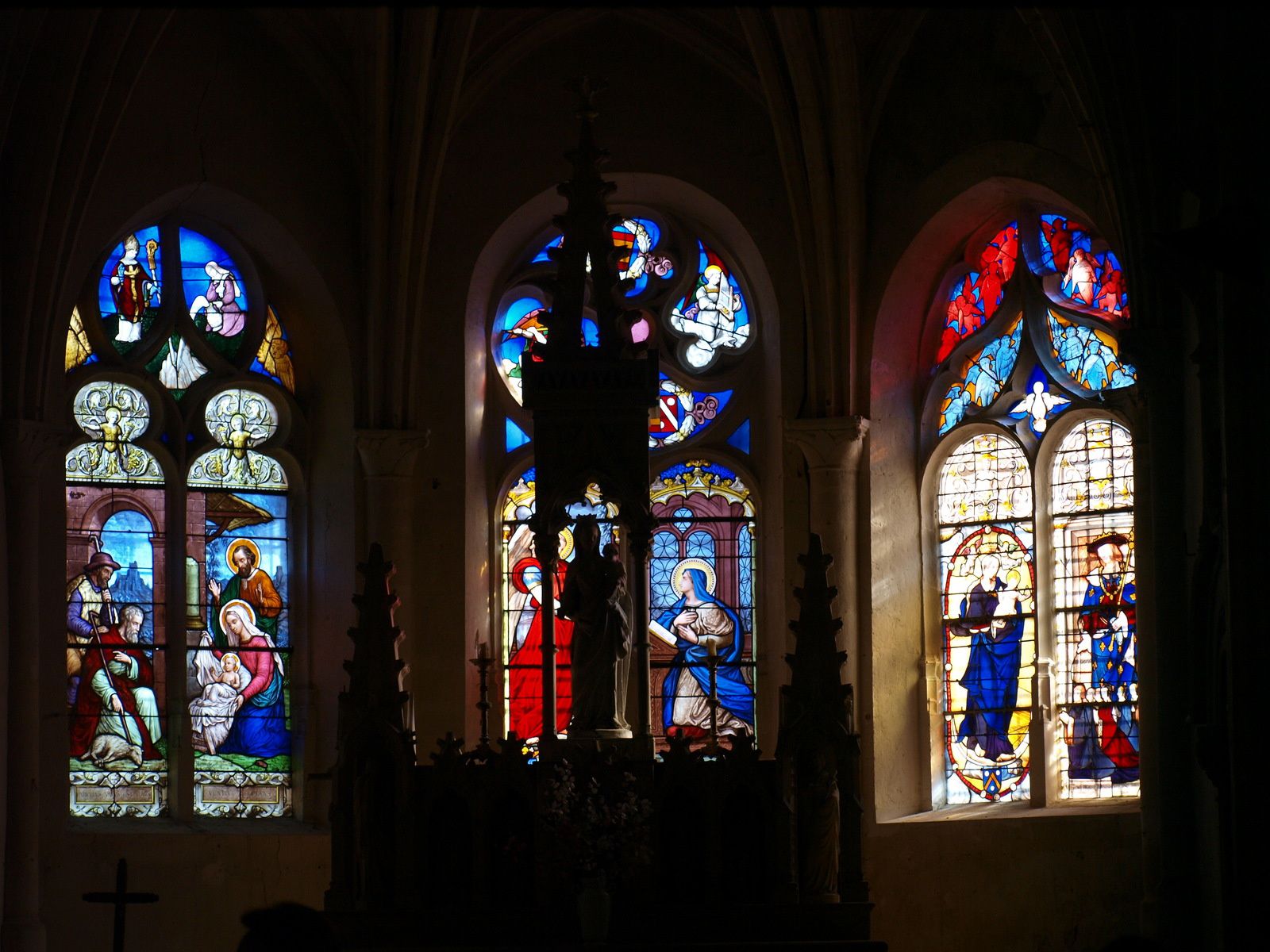 L'église Notre-Dame (XIVè-XVIIIè s.)  et ses 2 clochers nous ouvrait son porche du XIIIè et nous laissait apercevoir ses magnifiques vitraux de 1520