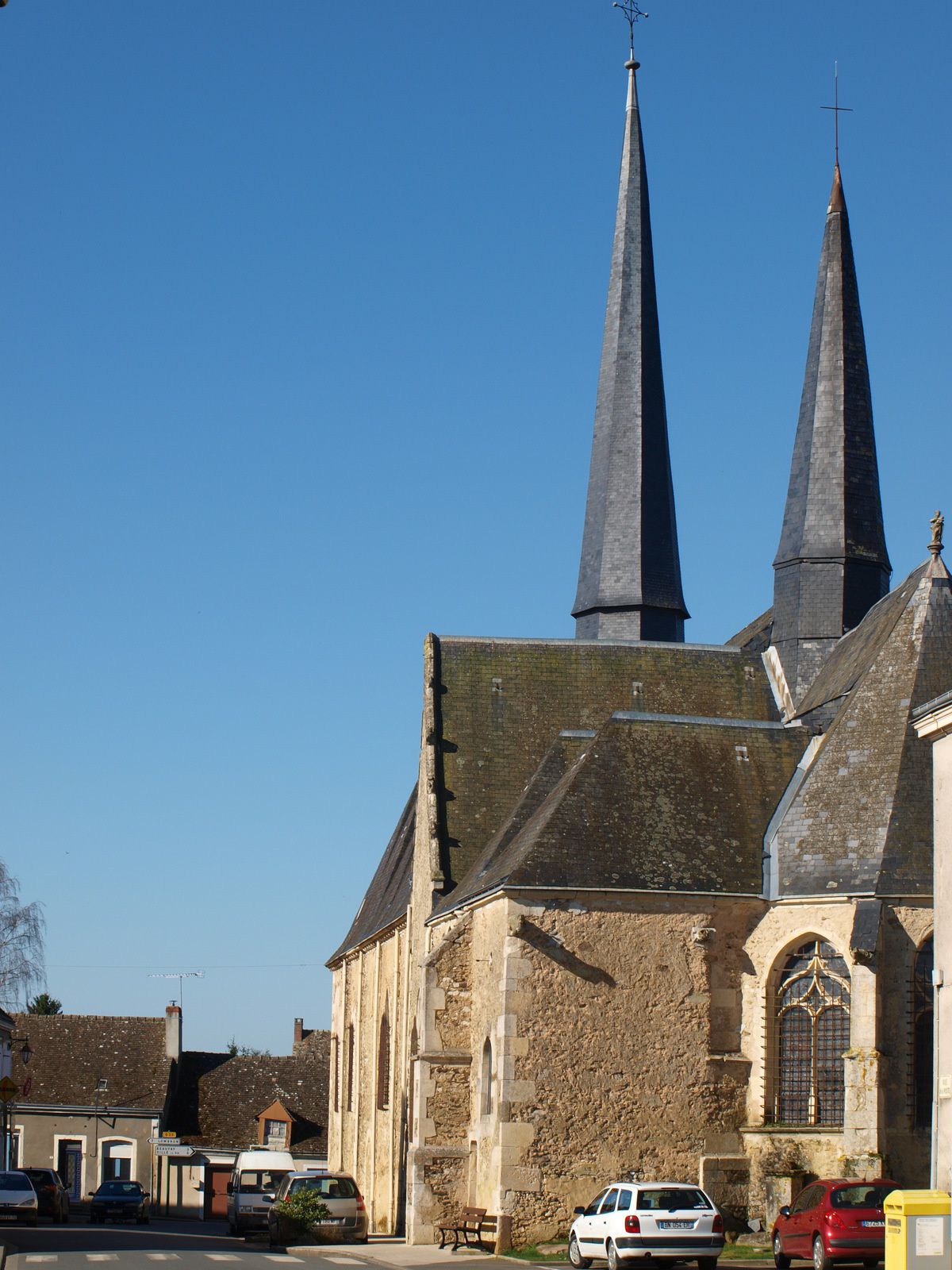 L'église Notre-Dame (XIVè-XVIIIè s.)  et ses 2 clochers nous ouvrait son porche du XIIIè et nous laissait apercevoir ses magnifiques vitraux de 1520