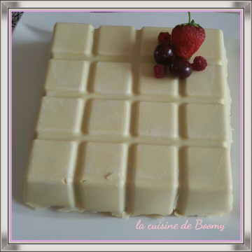 Fraisier en coque de chocolat blanc - La cuisine de Boomy