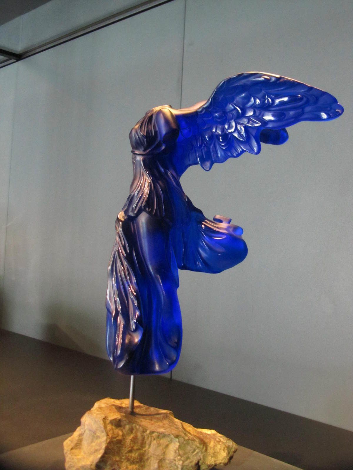 Victoire de Samothrace en cristal bleu, musée Lalique à Wingen sur Moder  (Alsace) - Le bric à brac de Tyaz