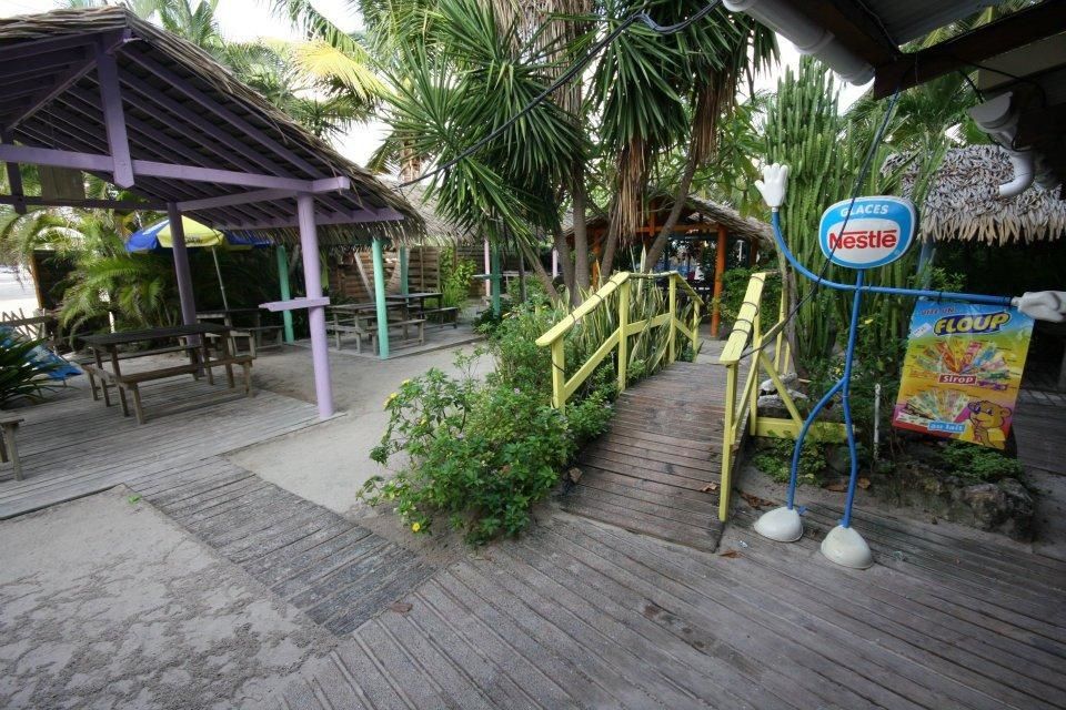 Plage du bourg de Sainte Anne et Kontiki