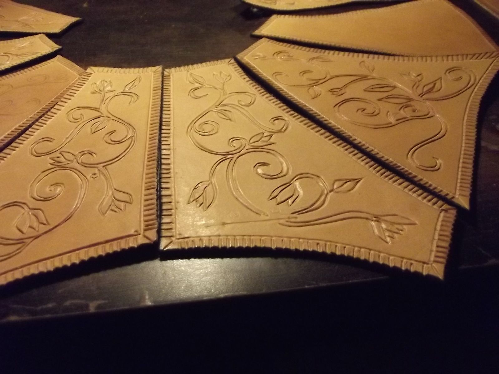 Galerie Gravure sur cuir, cuir repoussé ATELIER A FLEUR DE PEAU