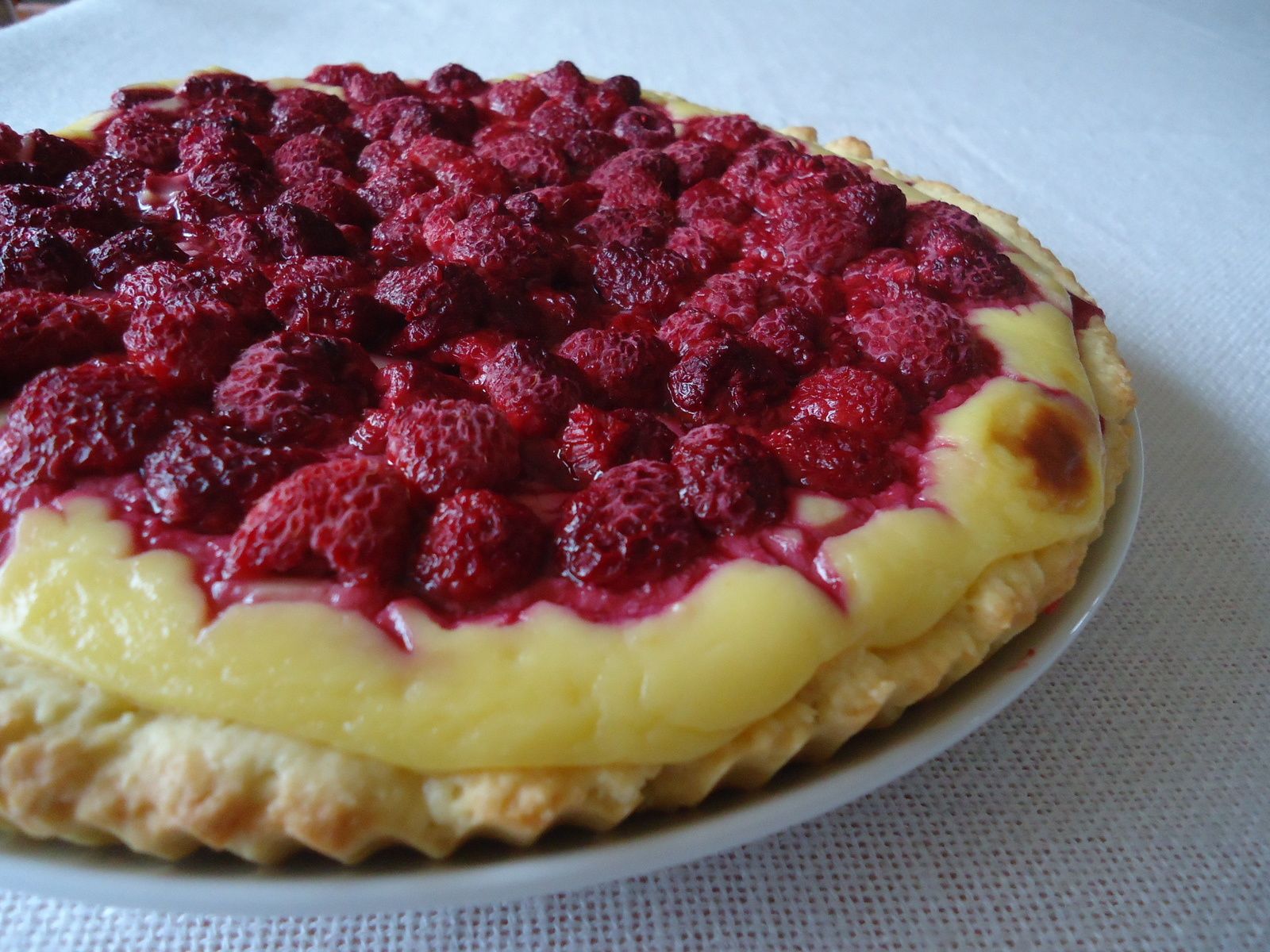 Tarte à la crème pâtissière et aux framboises Coco Symphonie