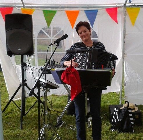 sylvie accordeoniste - haute isle - 95 - fete de l ete et feu de la saint jean