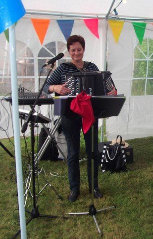 sylvie accordeoniste - haute isle - 95 - fete de l ete et feu de la saint jean