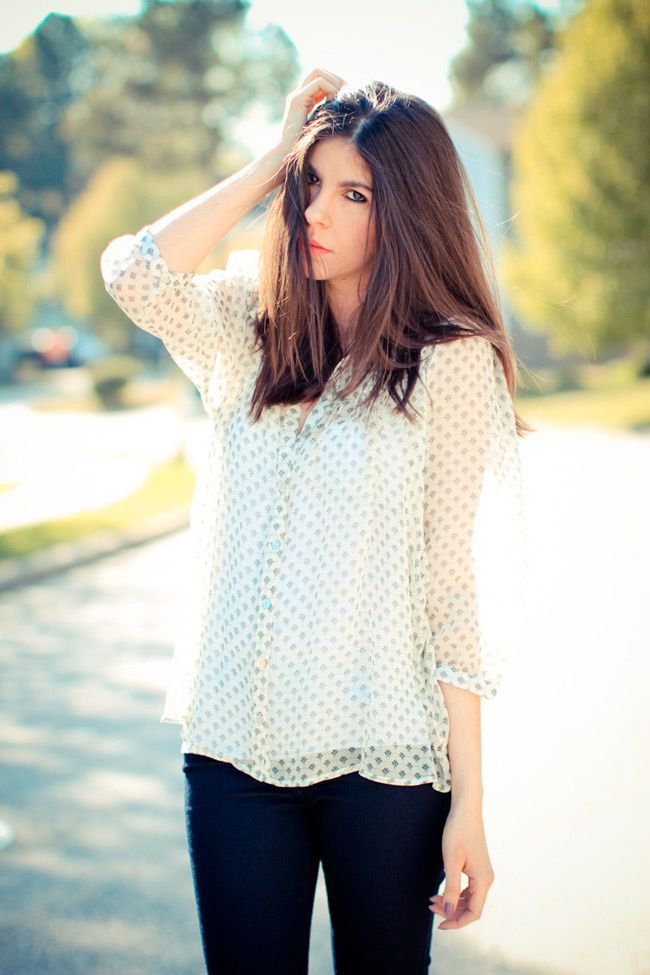 Lauren Conrad outfit, Indigo skinny jeans, Printed Blouse, LAMB sandals