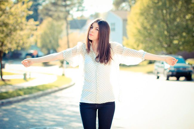 Lauren Conrad outfit, Indigo skinny jeans, Printed Blouse, LAMB sandals