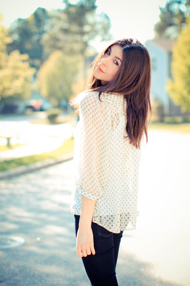 Lauren Conrad outfit, Indigo skinny jeans, Printed Blouse, LAMB sandals, haircut