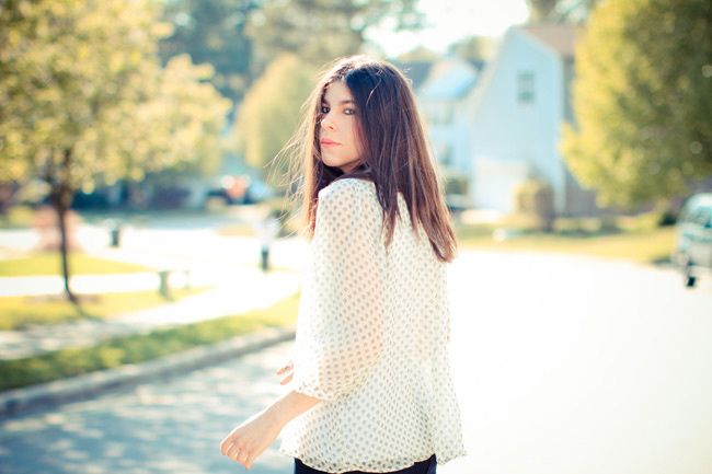 Lauren Conrad outfit, Indigo skinny jeans, Printed Blouse, LAMB sandals