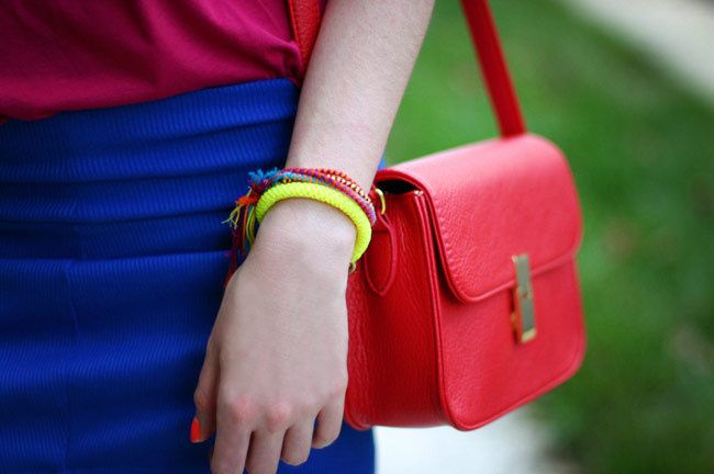 Color Blocking Fashion outfit, Friendship bracelets, neon bracelet, fluo fashion, Ray ban wayfarers