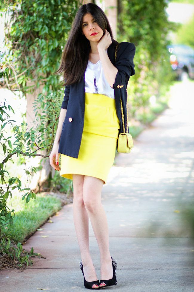 Vintage Thierry Mugler pencil skirt, Chanel quilted bag, Ray Ban Wayfafer, Sam Edelman Lorissa