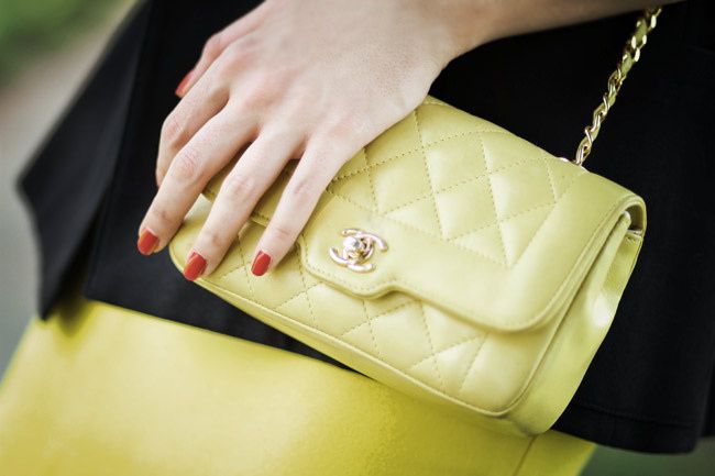 Vintage Thierry Mugler pencil skirt, Chanel quilted bag, Ray Ban Wayfafer, Sam Edelman Lorissa