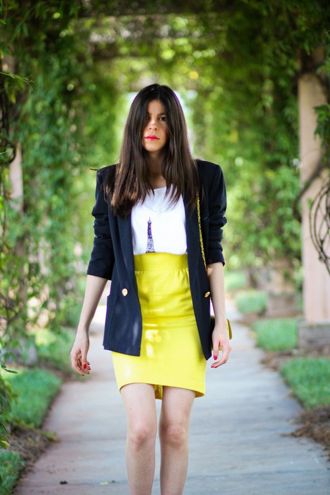 Vintage Thierry Mugler pencil skirt, Chanel quilted bag, Ray Ban Wayfafer, Sam Edelman Lorissa