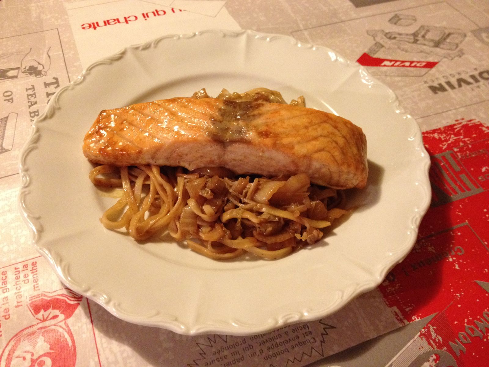 Filet de saumon laqué et ses nouilles au chou chinois 