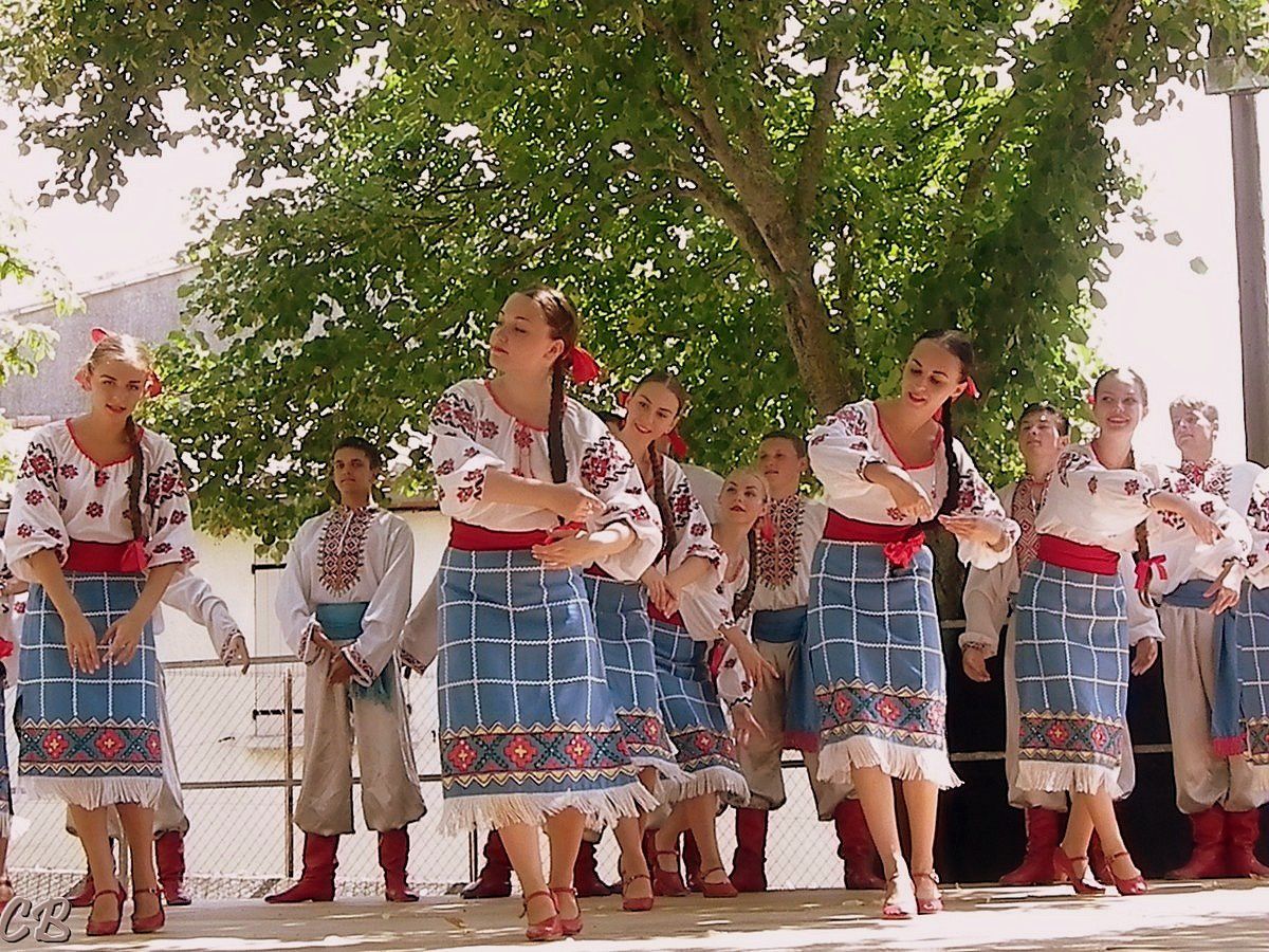 Les danses ukrainiennes au Villasavary (aude) Les &quot;Ynist Podillya&quot;