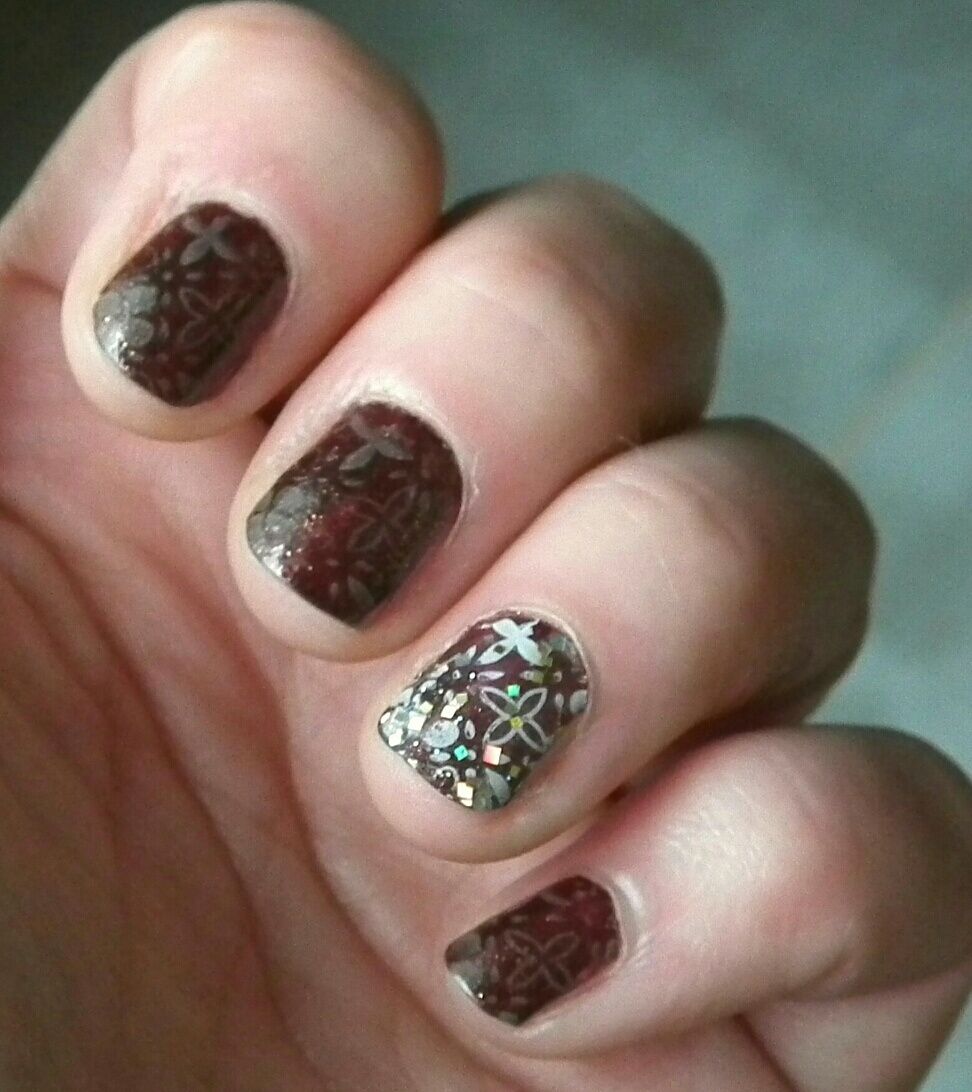 La sobriété de la reprise : stamping effet dentelle mais avec des paillettes, ah mais !