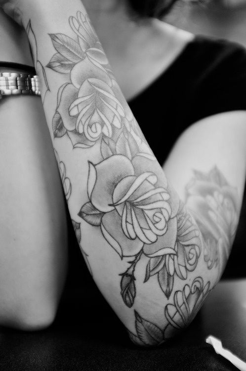 tatouage rose bras femme