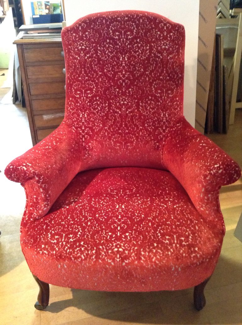 Fauteuil confortable Louis Philippe tissu velours Casamance rouge corail  chez votre artisan tapissier vernon Eure Normandie Giverny showroom tissu  papier peint Paris île de France artisan tapissier Ecole Boulle  l'irrévérence 7 bis