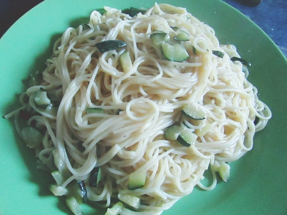 Spaghetti mit Zucchini und Knoblauch..Parmesan