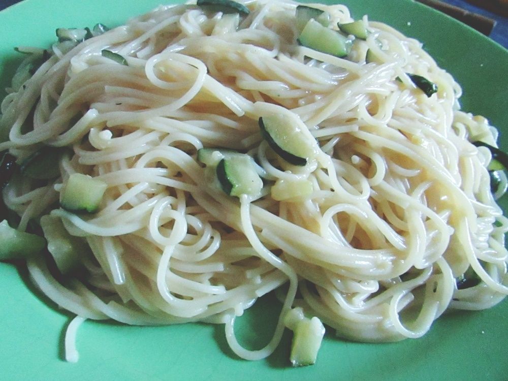 Spaghetti mit Zucchini und Knoblauch..Parmesan