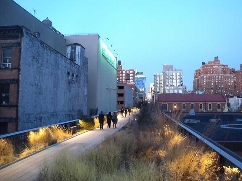 Un parc sur une ligne de chemin de fer à New York