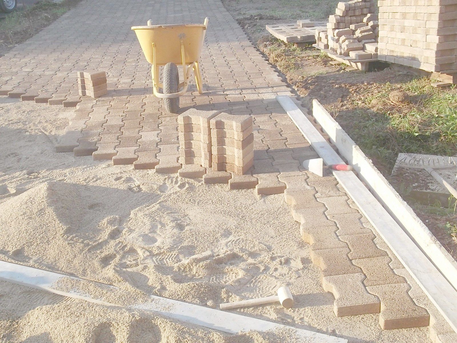 Comment Faire Un Nivelage Pour Mettre Sable Autobloquant Video Pose des pavés autobloquants - lextension.over-blog.com