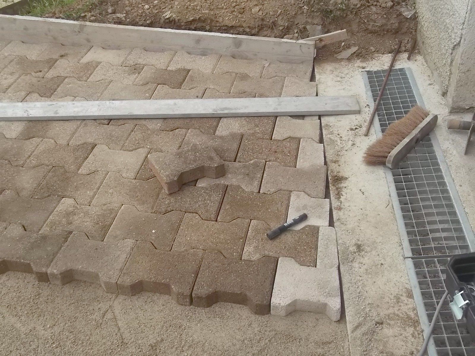 Comment Faire Un Nivelage Pour Mettre Sable Autobloquant Video Pose des pavés autobloquants - lextension.over-blog.com