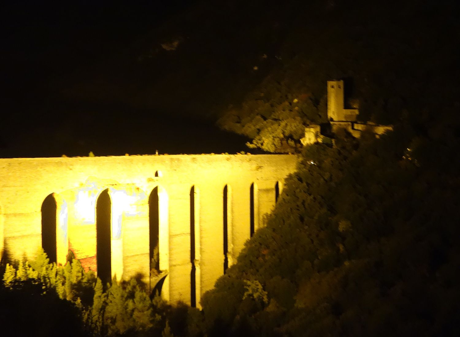 Spoleto : ruelle et aqueduc romain