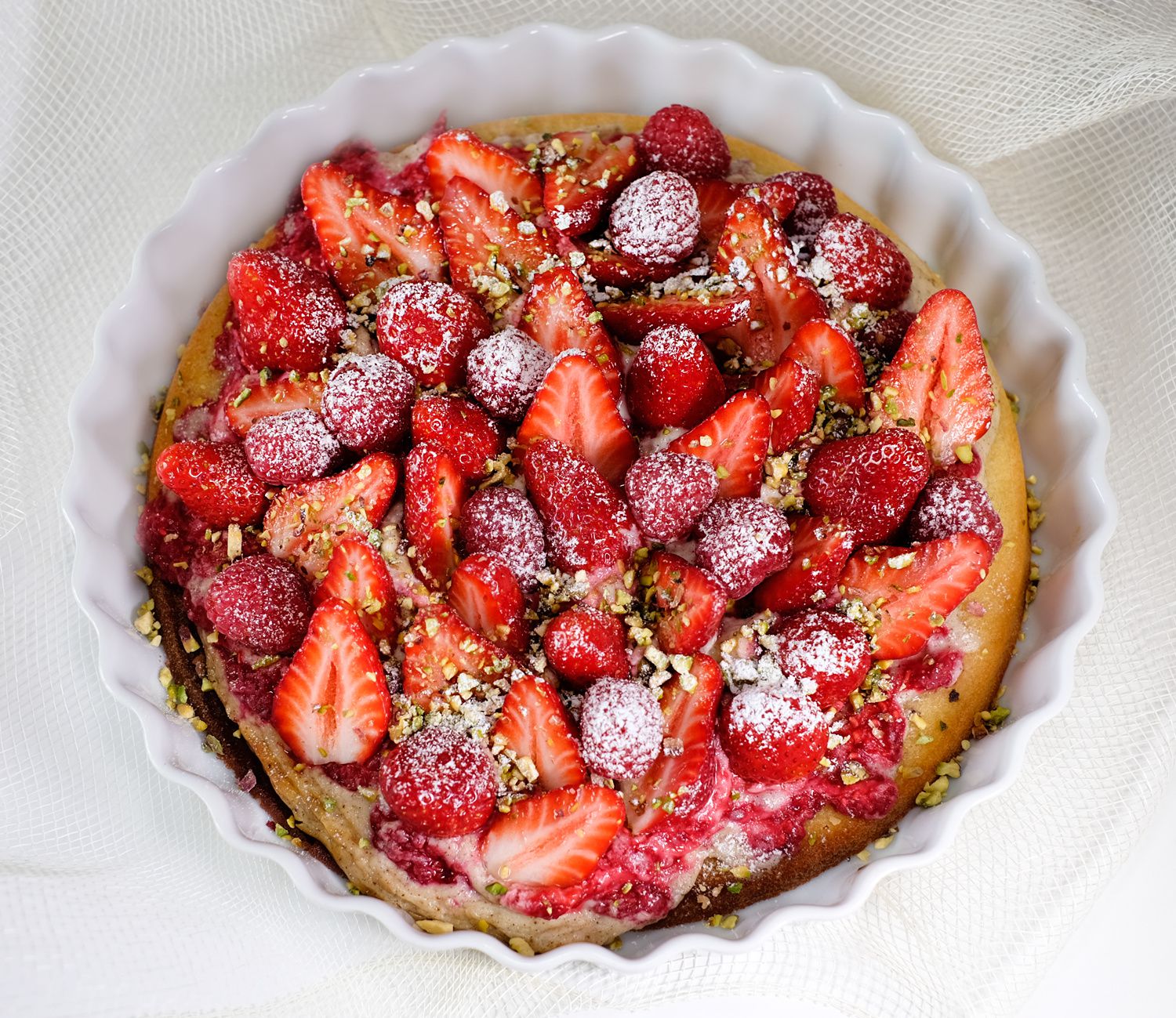 Gâteau-tarte aux fraises et framboises, éclats de pistache