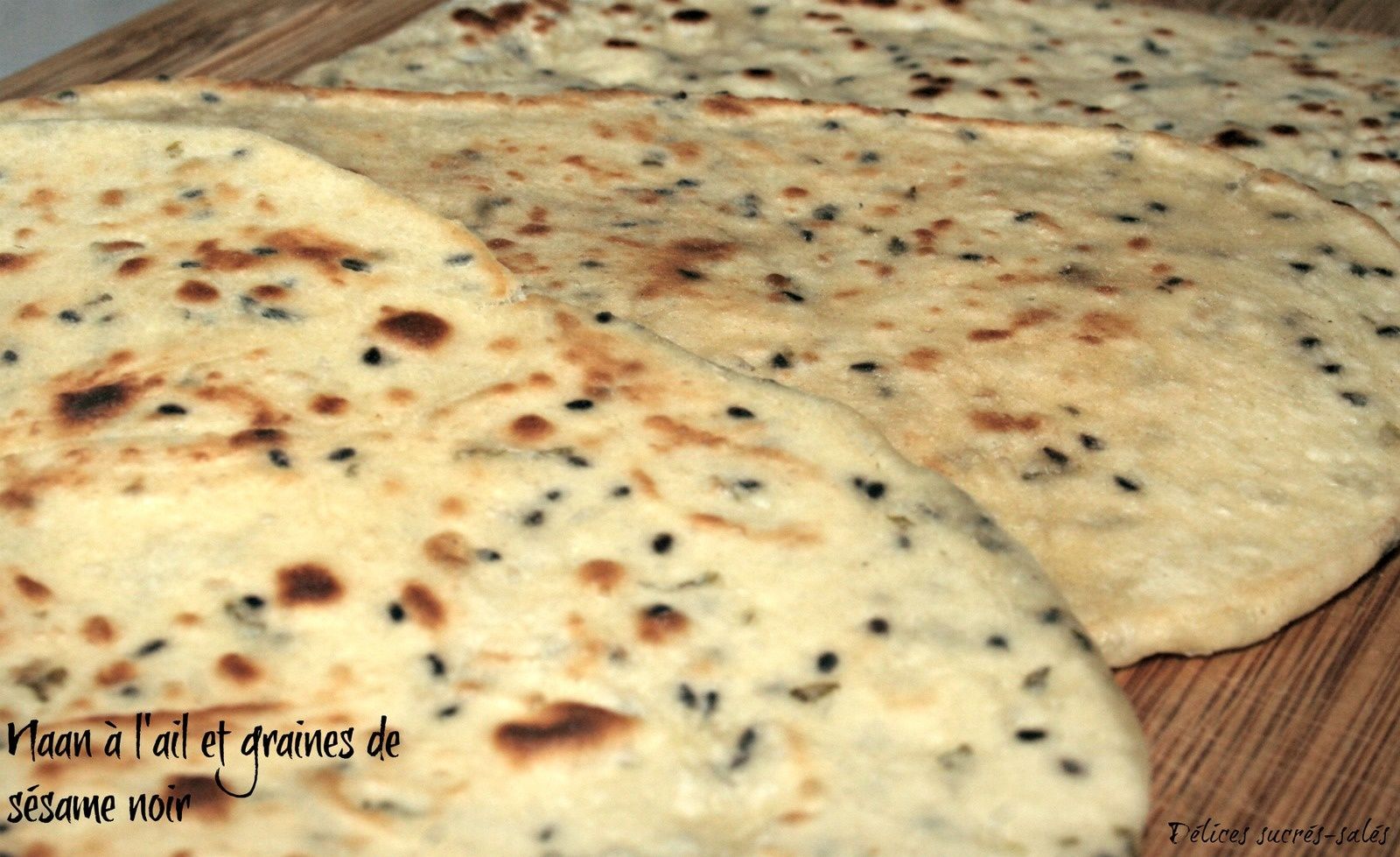 Naan à l'ail et graines de sésame noir
