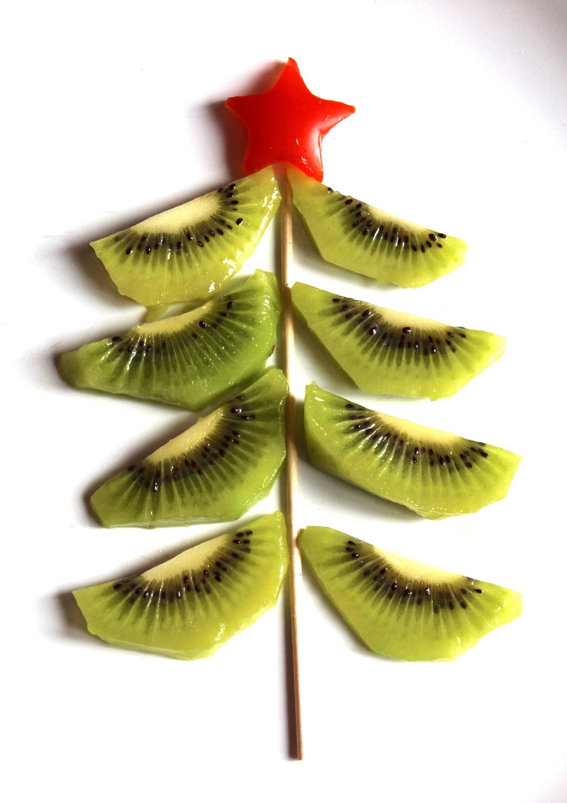 Sapin en kiwi - L'étoile est un bout de tomate découpé avec un emporte-pièce.