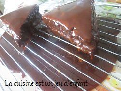 Gâteau à la ganache chocolat au lait/cerise, glaçage au caramel et chocolat blanc et déco chocolat noir