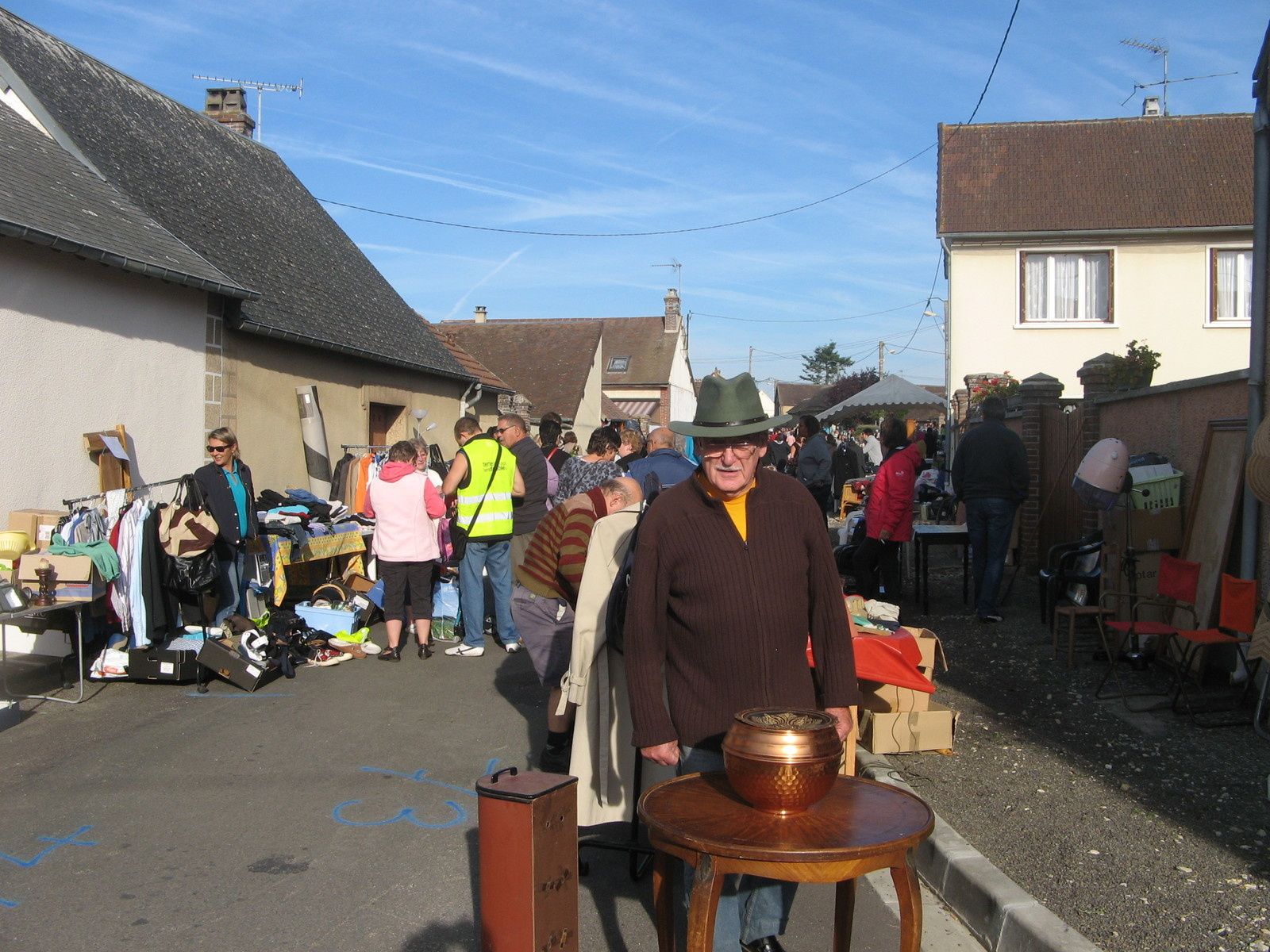 Foire A Tout Saint Lubin Des Joncherets VIDE GRENIERS DE LA POTERIE EN FETE A ST LUBIN DES JONCHERETS 28 -  la-poterie-en-fete