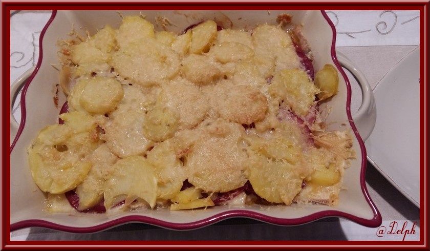 Gratin de pommes de terre bacon, jambon fumé et raclette