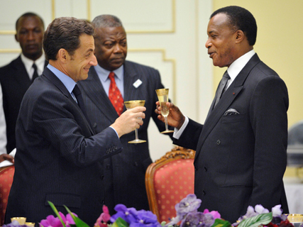 Le président Nicolas Sarkozy trinquant avec le dictateur Sassou Nguesso