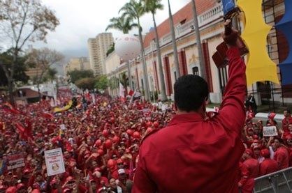 Mardi 18 février à Caracas : mobilisation pacifique d´étudiants et de travailleurs pétroliers pour défendre le verdict des urnes et la poursuite du programme socialiste. A cette occasion, Nicolas Maduro (de dos) a signé le nouveau contrat collectif en faveur des travailleurs de ce secteur (dont les États-Unis cherchent précisément à reprendre le contrôle via la tentative de coup d’État).013__YM_1612_PLe 15 février, Maduro (lui-même ex-syndicaliste) a participé aux travaux du sommet du Mercosur ouvrier organisé à Caracas en présence de 31 dirigeants syndicaux latino-américains. Il a annoncé la mise á disposition par son gouvernement d‘un fonds spécial de 1000 millions de dollars (créé par Hugo Chavez) pour soutenir au sein du MERCOSUR la récupération d’entreprises, l’intégration d’un modèle productif qui dépasse le capitalisme ainsi que la création d’un centre de formation syndicale, dont le siège sera installé à Caracas. URL de cet article : http://wp.me/p2ahp2-1et
