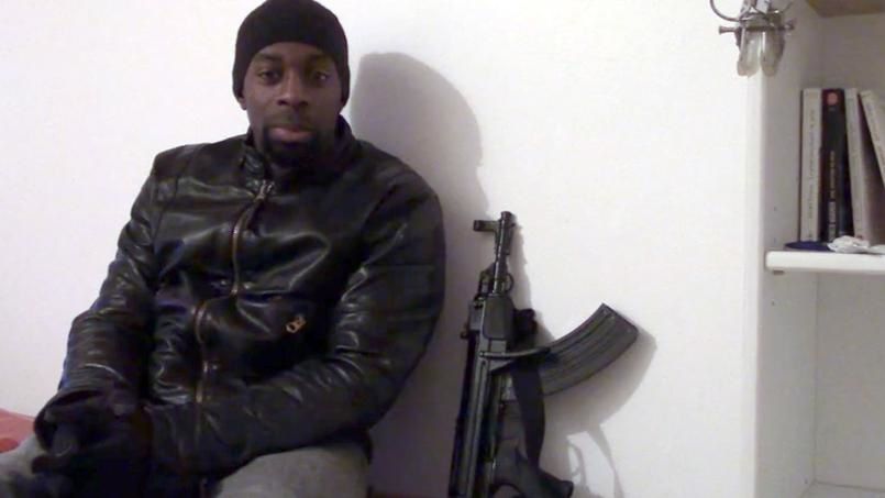 Amedy Coulibaly posant à côté d’une de ses armes. (Photo AFP)