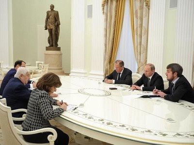 De gauche à droite : Riad Haddad (ambassadeur de Syrie à Moscou), Walid Mouallem (ministre syrien des Affaires étrangères), Bouthaina Shaaban (conseillère spéciale du président el-Assad), Sergueï Lavrov (ministre russe des Affaires étrangères), Vladimir Poutine (président de la Fédération de Russie), le 29 juin 2015.