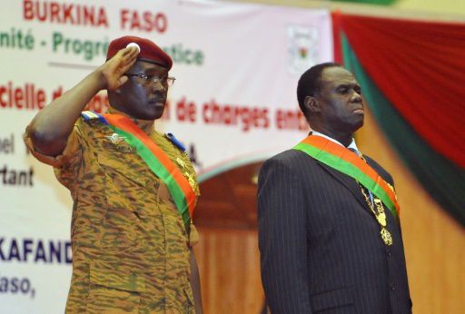 Michel Kafando, président intérimaire du Burkina Faso (à d.) et le Premier ministre Isaac Zida le 21 novembre 2014 à Ouagadougou lors de la cérémonie d'installation du chef de l'Etat | AFP/Archives | SIA KAMBOU