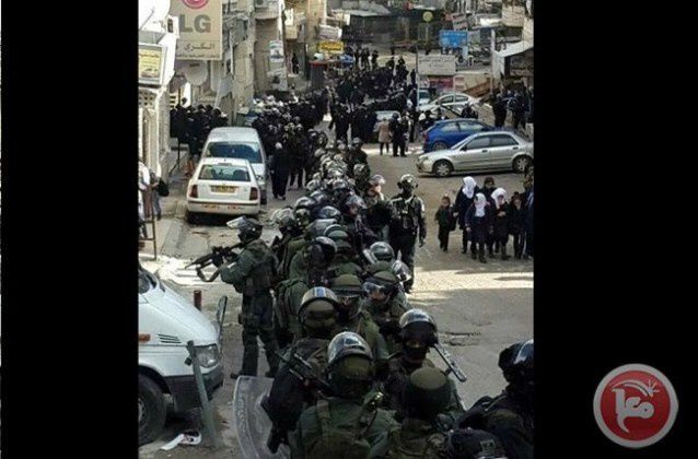 Plus de 1.200 soldats et policiers israéliens envahissent le camp de réfugiés Shuafat à Jérusalem (Maanews.com)