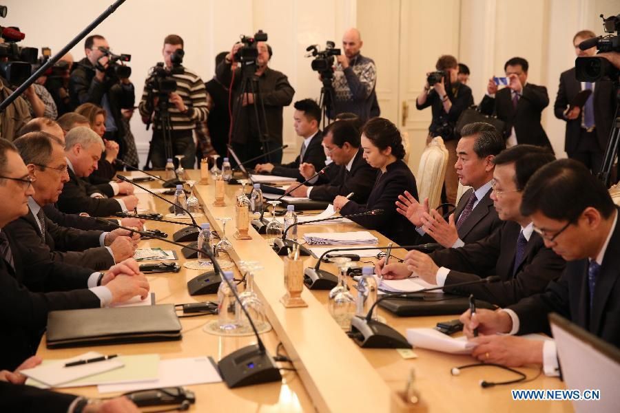 Le ministre chinois des Affaires étrangères Wang Yi rencontre avec son homologue Sergueï Lavrov, à Moscou, le 11 mars 2016. (Xinhua/Bai Xueqi)