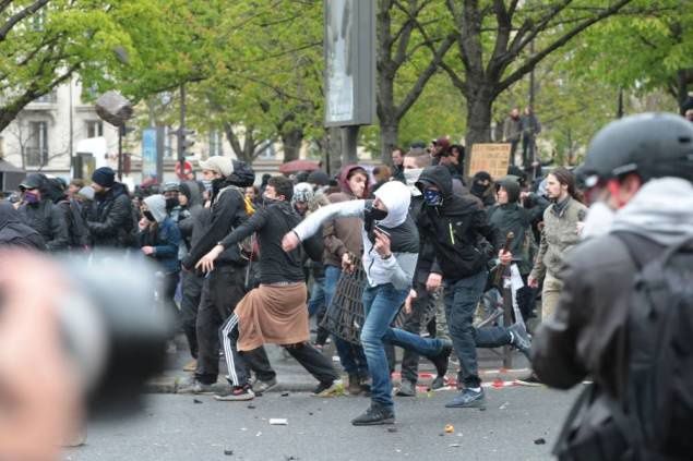 Salariés, étudiants et lycéens français ont de nouveau battu le pavé samedi contre une réforme du droit du travail jugée trop libérale, mais leur mobilisation, notamment à Paris, a été émaillée de violences. AFP PHOTO / JOEL SAGET