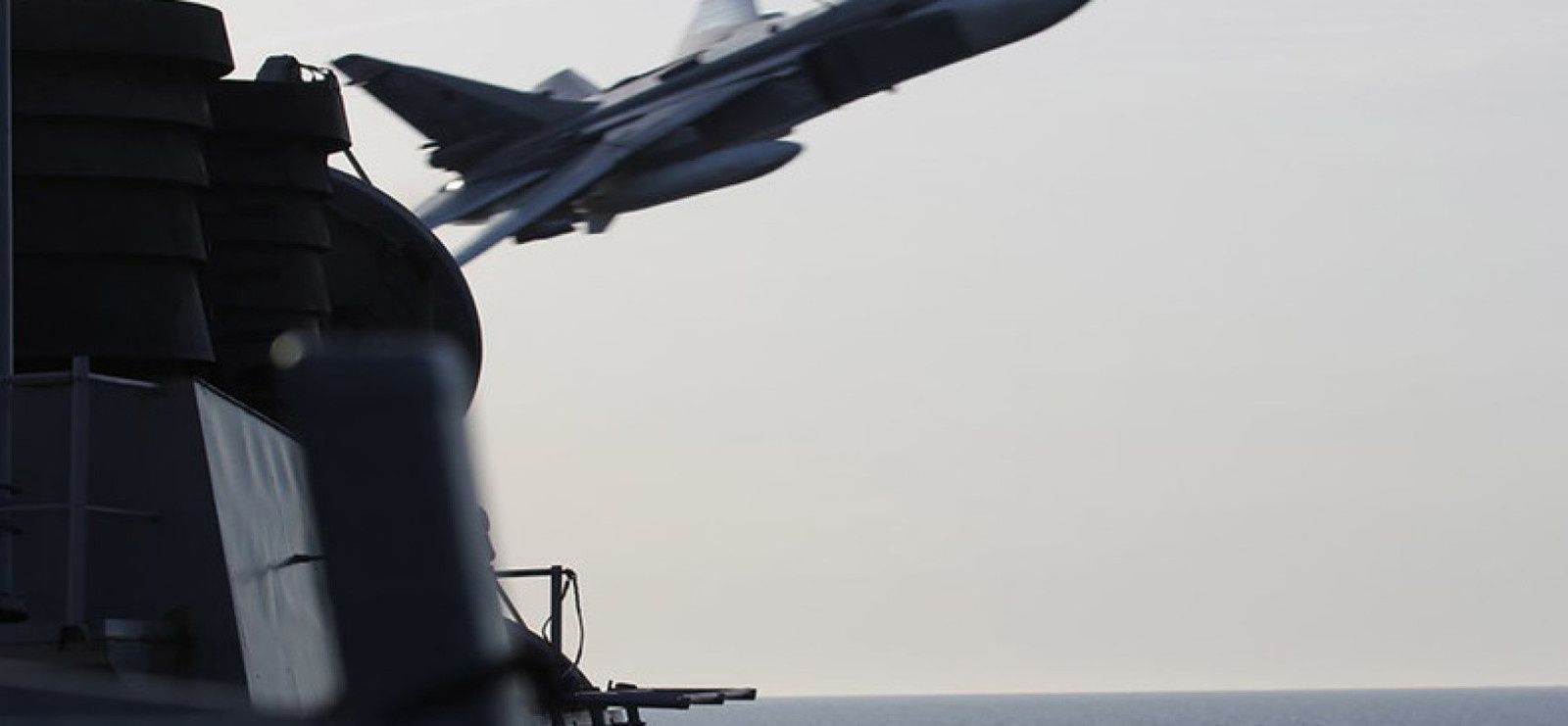 Un SU-24 russe passe à basse altitude près du USS Donald Cook, le 12 avril 2016
