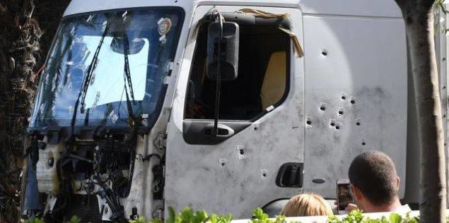 "Ceci est un complot de l'Etat", "du travail de franc-maçon", "Mohamed Lahouaiej est en vie": comme après chaque attentat, les conspirationnistes se déchaînent en France sur la tuerie du 14 juillet à Nice. AFP/BORIS HORVAT Enquête