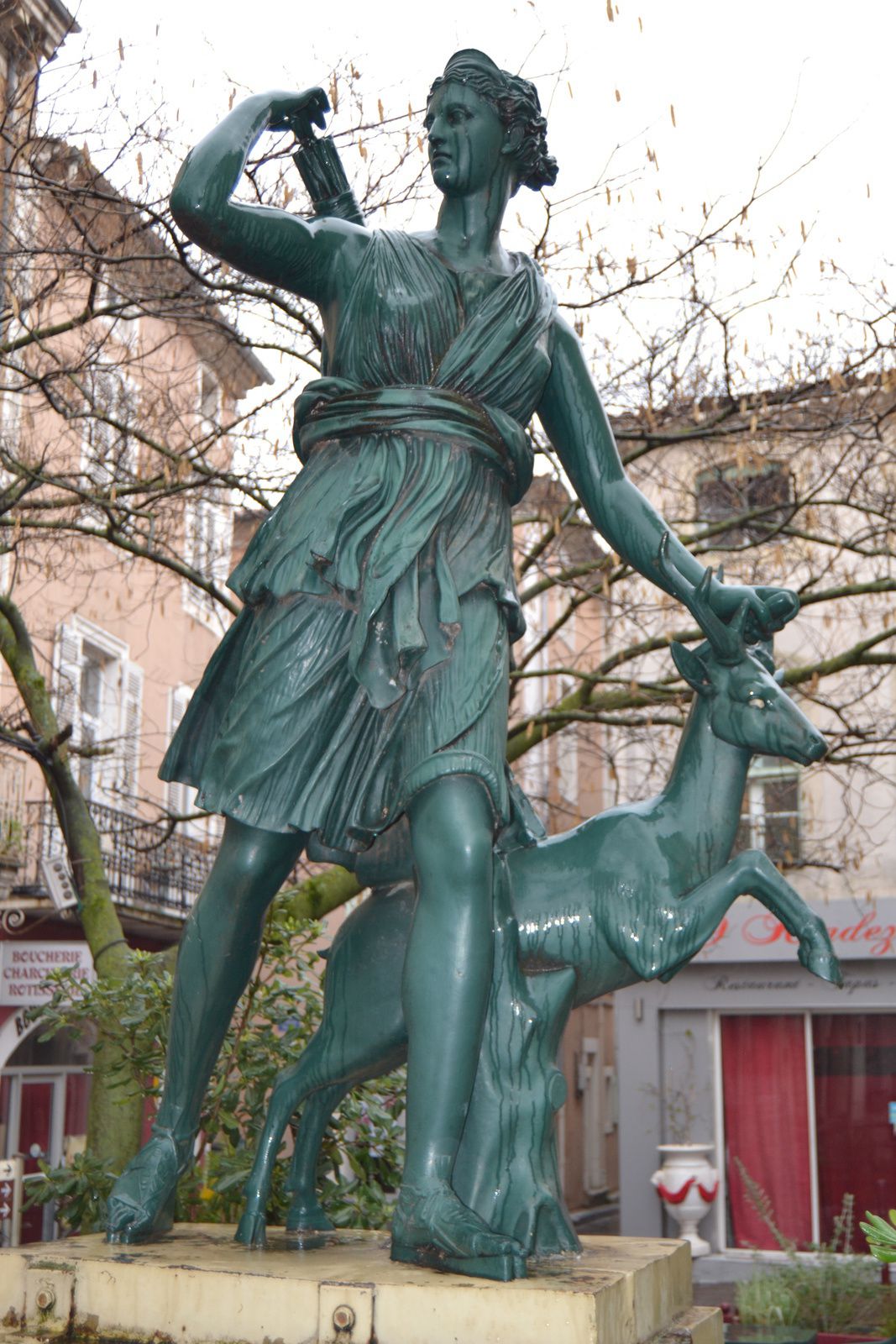 La statue de Diane chasseresse est placée sur un piédestal en fonte carré pourvu d’un mascaron en forme de lion qui montre qu’il s’agit d’une ancienne fontaine. Cette statue, copie d’antique, est présentée sous la forme d’une fontaine 