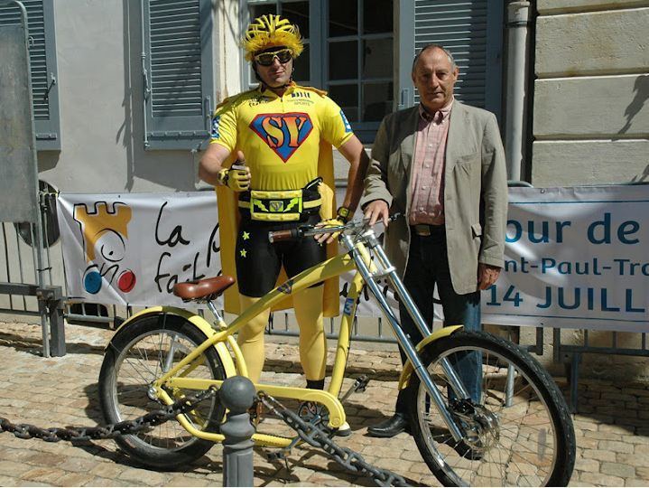 Notre Maire du moment, grand amateur de vélo...ou peut être juste du Tour De France, je ne pense pas l'avoir vu une foi sur une bicyclette et c'est bien dommage, il se rendrait peut être compte de l'état de certaines voies du village !
