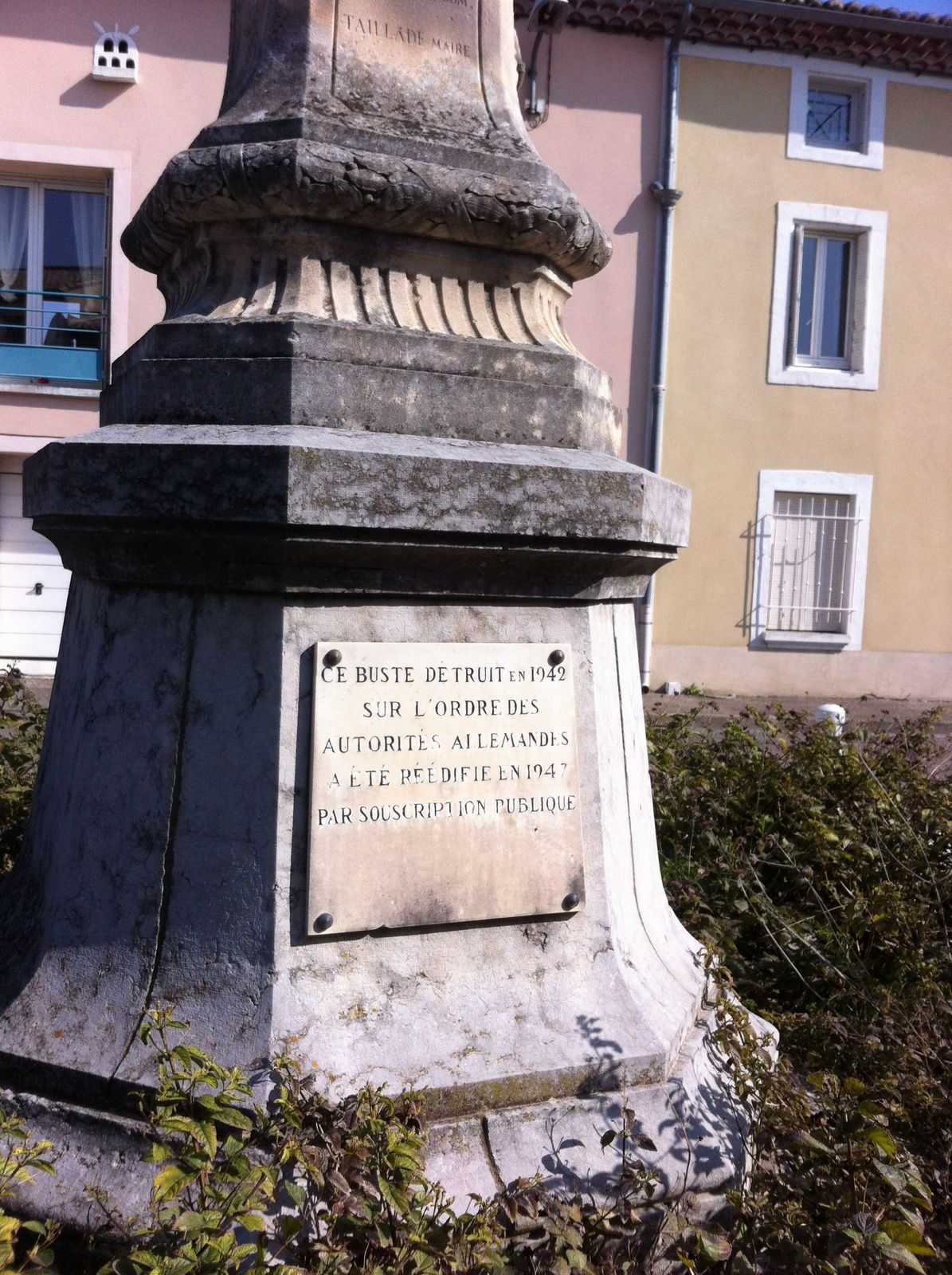 Ce buste détruit en 1942 sur l'ordre des autorités Allemandes a été réédifié en 1947 par souscription public