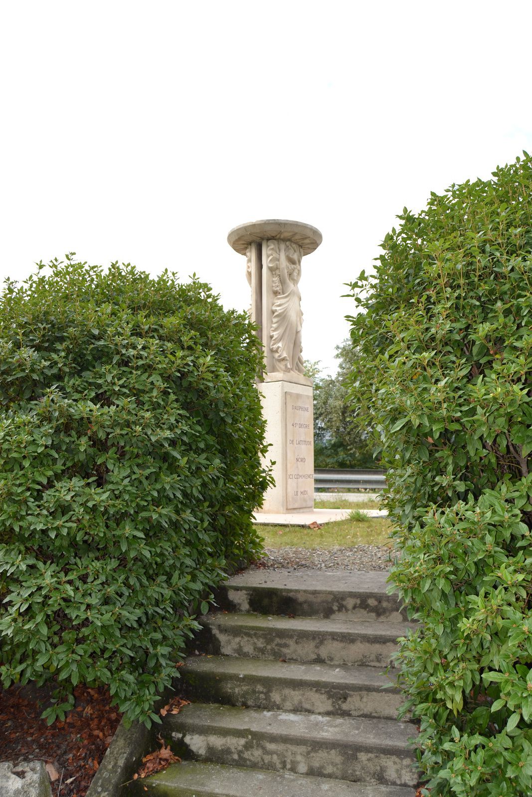 Situé sur la gauche de la route nationale 7, à la sortie du village de Pont-De-L'Isère, juste avant de traverser la rivière "Isère", affluent du Rhône, se trouve le monument qui symbolise le passage d'une ligne imaginaire représentant le 45e parallèle.