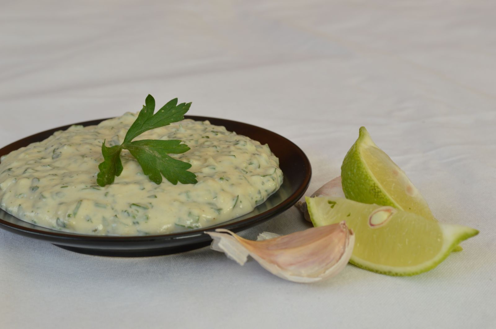 Salata baqdonisiyeh: sauce de sésame au persil