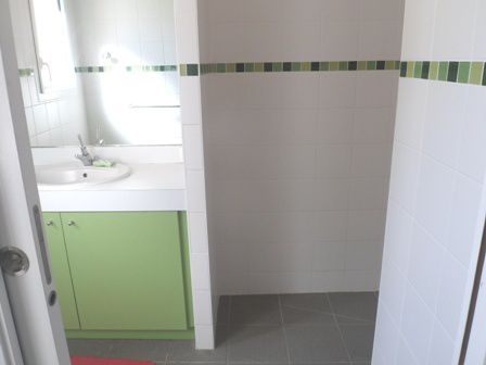 La plupart des résidents d'institutions en France vivent dans des chambres individuelles ayant chacune son coin salle de bains et douche... En Lettonie, chaque chambre compte plusieurs résidents...